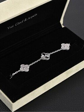 Van Cleef & Arpels fashion Clover bracelet
